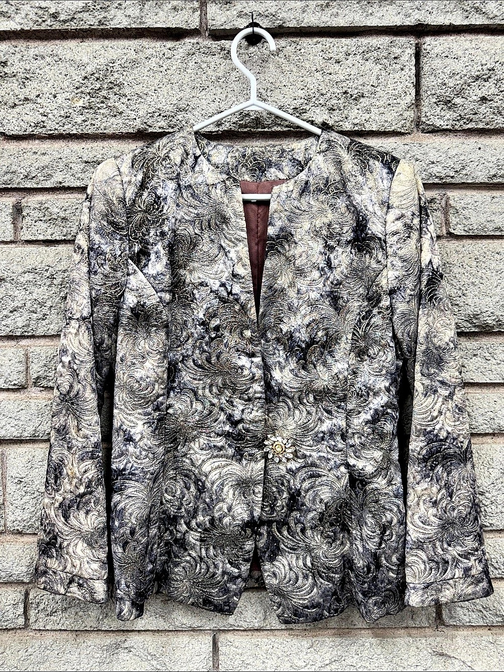 Women’s Metallic Brocade Evening Jacket Rhinestone Floral Closure 19” P2P